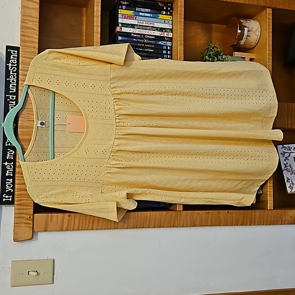 Short sleeve women's pullover shirt
